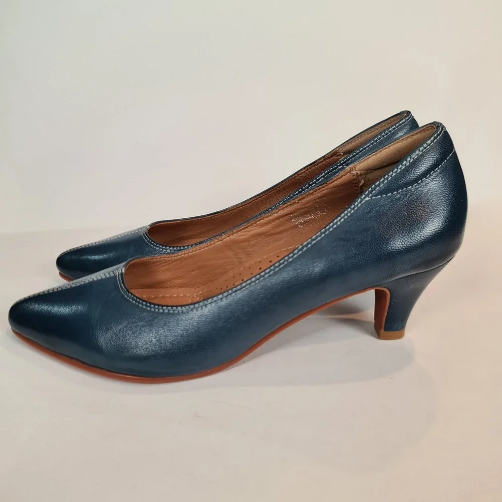 Mona Flying Navy Blue Leather Pointed Toe Kitten Heel Pumps US 8 EU 39 Classic‎